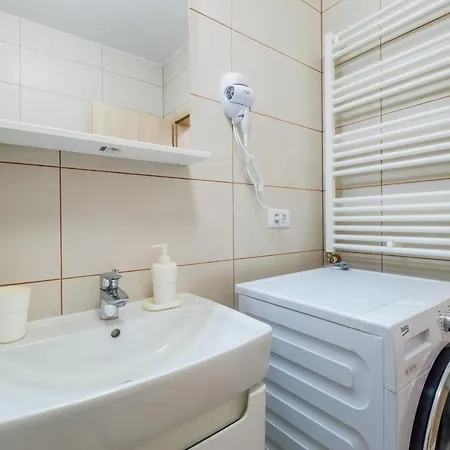 - Located By The Forest, Near Afi Mall, And Moments Away From The Old Town