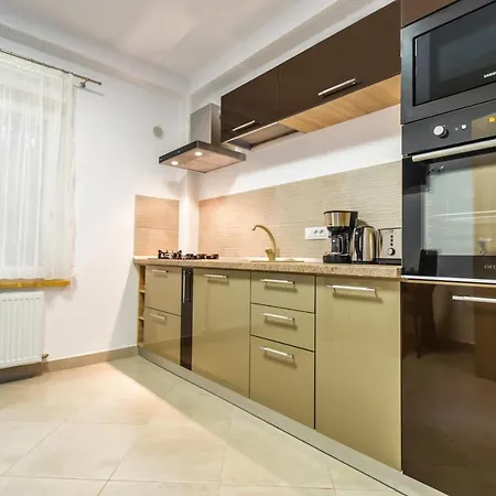 - Located By The Forest, Near Afi Mall, And Moments Away From The Old Town